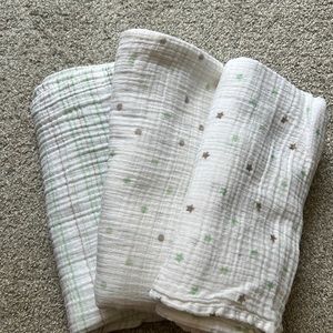 Aden & Anais set of 3 swaddle blankets (muslin, gender neutral)